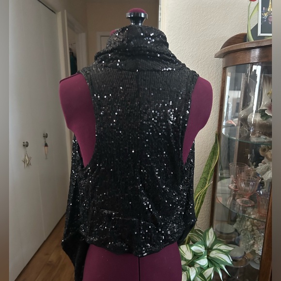 H & M Short Black Sequined Sleeveless Cape. - Picture 4 of 4